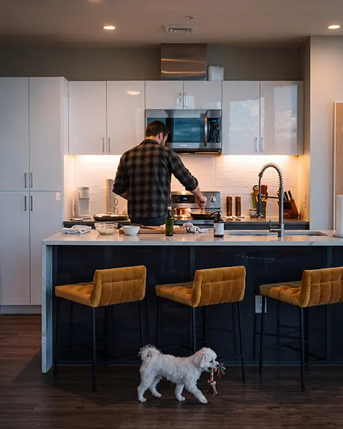 Modern apartment interior featuring contrasting palettes and raw materials